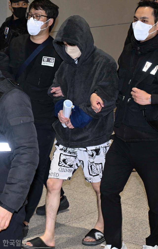 캄보디아에서 스캠(사기), 미성년 성범죄, 인질강도 등 범죄를 벌여오다 강제 송환된 한국인 범죄 조직원들이 23일 인천국제공항 2터미널 입국장으로 들어오고 있다. 영종도=강예진 기자