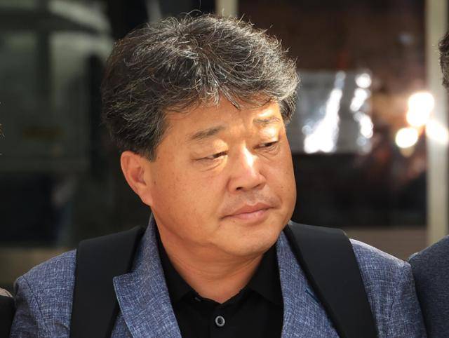 정치자금법 위반 등 혐의를 받는 박창욱 경북도의원이 지난해 9월 서울 서초구 서울중앙지방법원에서 열린 구속 전 피의자 심문을 마친 뒤 법원을 나서고 있다. 강예진 기자