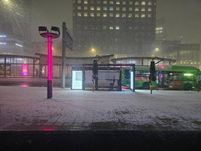 23일 서울 중구 한국일보사 앞에 있는 길에 눈이 쌓이고 있다. 신은별 기자