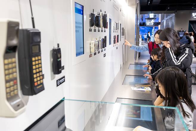 서울 종로구 광화문빌딩 웨스트의 체험형 전시 공간 ‘KT 온마루’를 찾은 관람객들. KT 제공