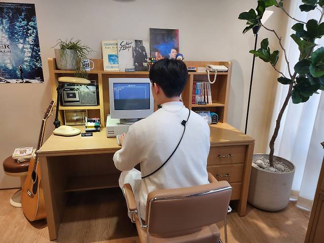 1990년대 PC 통신 환경으로 꾸민 방. IS포토