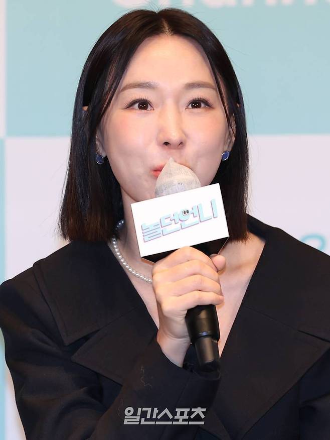 가수 이지혜가 28일 오전 서울 종로구 씨네큐브 광화문에서 열린 E채널 신규 예능 '놀던언니' 제작발표회에서 인사말을 하고 있다. '놀던언니'는 마이크 하나로 대한민국을 휘어잡았던 언니들 5인방이 뭉친 노필터 버라이어티 예능. 서병수 기자 qudtn@edaily.co.kr /2023.11.28/