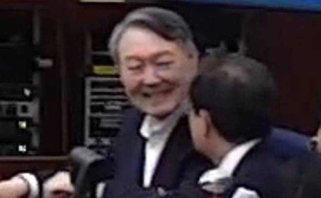 12·3 비상계엄 관련 내란 우두머리 혐의로 기소된 윤석열 전 대통령이 지난 13일 서울 서초구 서울중앙지방법원 417호 형사대법정에서 열린 내란 우두머리 혐의 결심공판에서 변호인들과 대화하며 웃고 있다. 2026.1.13 [서울중앙지법 제공. 재판매 및 DB 금지] [사진=연합뉴스]