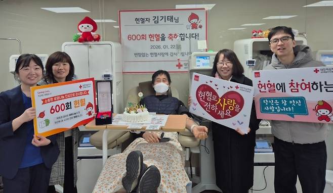 어제(22일) 헌혈의집 한라센터에서 600번째 헌혈 대기록을 달성한 김기태씨 (제주혈액원 제공)