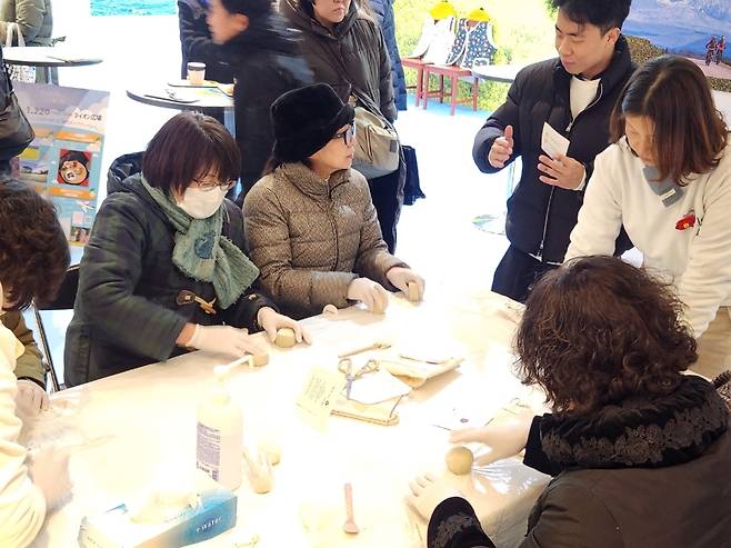 동백마을 주민들이 동백기름을 활용한 친환경 샴푸바 만들기 체험을 진행하고 있다. (제주관광공사 제공)