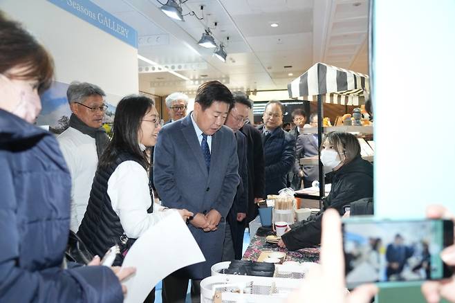 오영훈 제주도지사가 제주 로컬 콘텐츠에 대한 설명을 듣고 있다. (제주도청 제공)