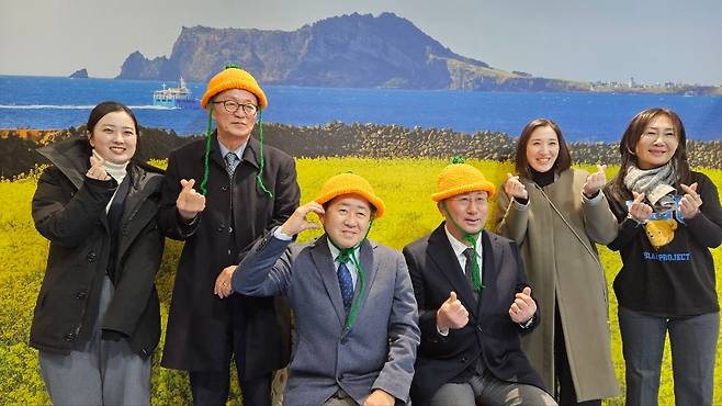 제주 관광 홍보를 위해 후쿠오카를 찾은 관계자들이 기념 촬영을 하고 있다. (제주관광공사 제공)