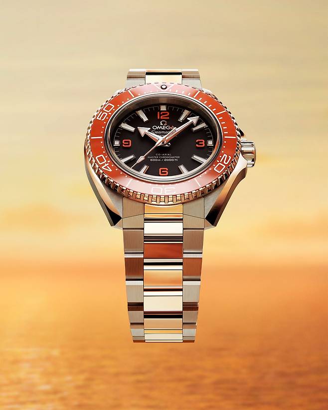 오렌지색 베젤과 입체적인 구조의 케이스, 착용감을 개선한 브레이슬릿이 특징인 4세대 씨마스터 플래닛 오션. 사진 오메가