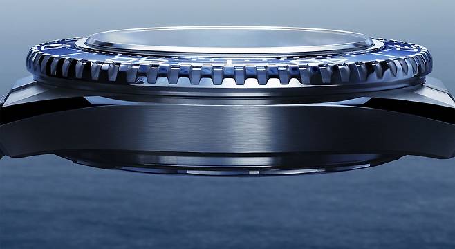 케이스 두께는 13.79㎜. 3세대 제품보다 무려 2.3㎜를 줄였다. 브레이슬릿 역시 얇아져 착용감이 개선됐다.사진 오메가