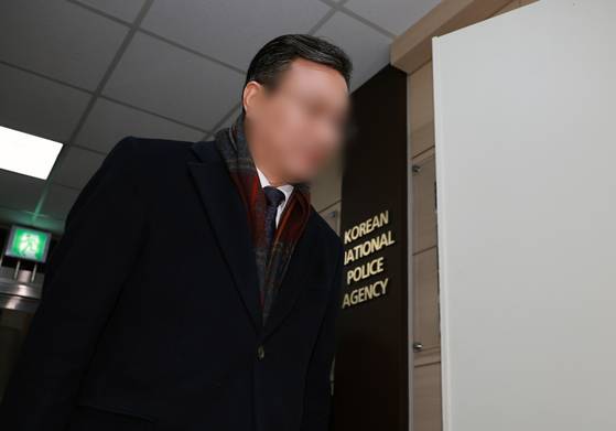 통일교에서 재정 실무를 총괄했던 전 총무처장 조 모씨가 지난달 23일 서울 서대문구 경찰청 국가수사본부에 출석하는 모습. 뉴스1