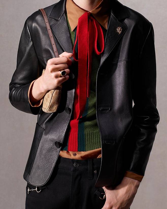 리본, 미니백 등 여성적인 디테일을 녹여낸 캐릭터 너드. 사진 구찌