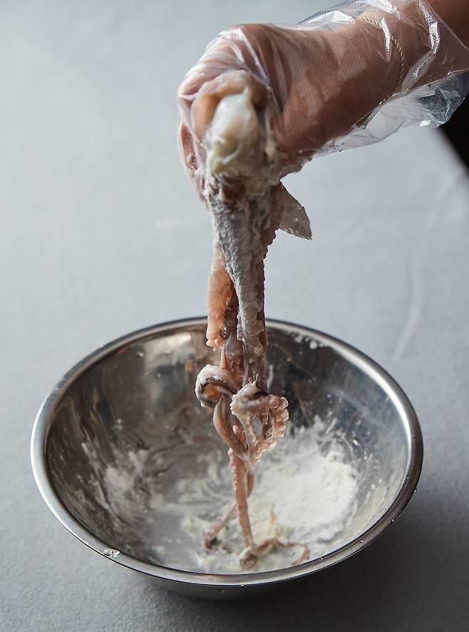 Woo Jung-wook washing octopus with flour