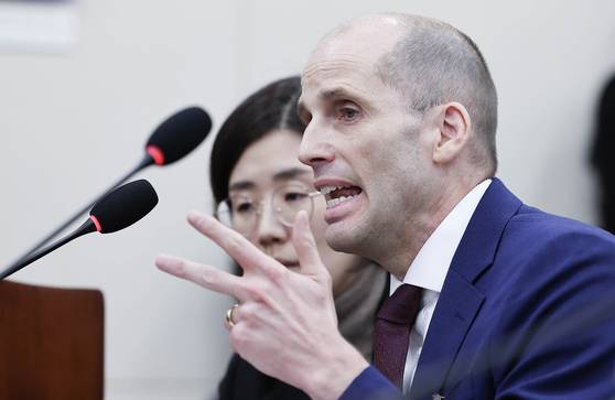 해롤드 로저스 쿠팡 대표가 지난달 30일 오전 국회 과학기술정보방송통신위원회 전체회의에서 열린 '쿠팡 침해사고 및 개인정보 유출, 불공정 거래, 노동환경 실태 파악과 재발 방지 대책 마련을 위한 청문회'에서 의원들 질의에 답하고 있다. 임현동 기자.