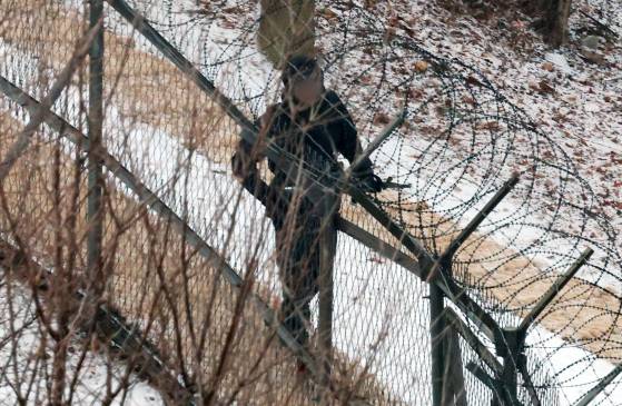 지난해 1월 14일 윤석열 전 대통령에 대한 고위공직자범죄수사처(공수처)의 2차 체포영장 집행 전 서울 용산구 한남동 대통령 관저 내에서 경비 인원이 총기를 소지한 채 순찰을 하고 있다. 뉴스1