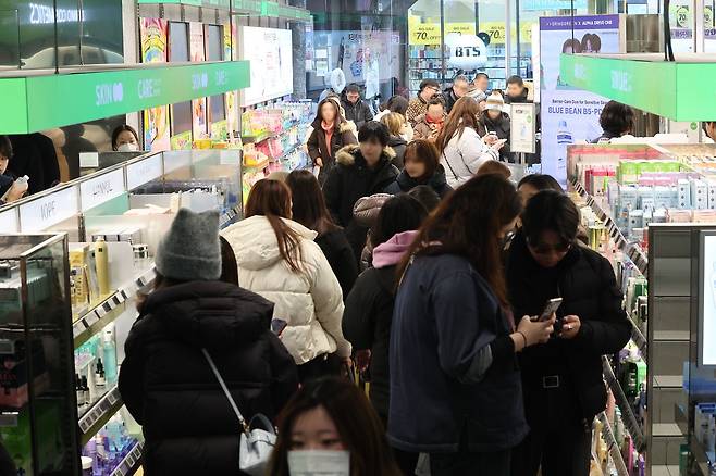 전 세계 뷰티 시장을 압도한 국내 화장품 업계가 올해 미국·유럽·일본 등 주요 해외 시장 공략에 더 힘을 주기로 했다. 사진은 11일 서울의 한 화장품 매장. 연합뉴스