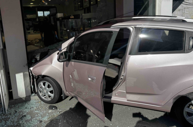 ▲ 23일 오후 12시 45분쯤 강릉시 금학동의 한 도로에서 40대가 몰던 승용차가 상가 건물로 돌진했다. 강원소방본부 제공