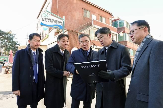 김보현 대우건설 사장(가운데)과 건축사업본부 임직원들이 성수4지구를 방문해 현장을 둘러보고 있다. /사진=대우건설