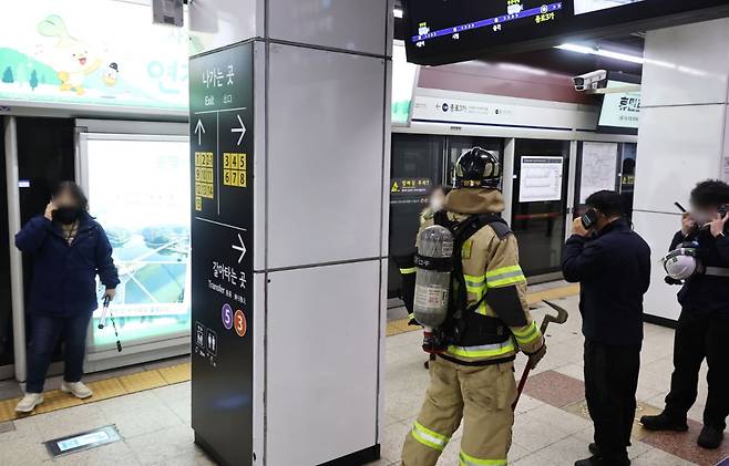 23일 1호선 종로3가역 상행선에서 연기 발생 뒤 소방대원이 승강장 상황 살피고 있다. /사진=연합뉴스