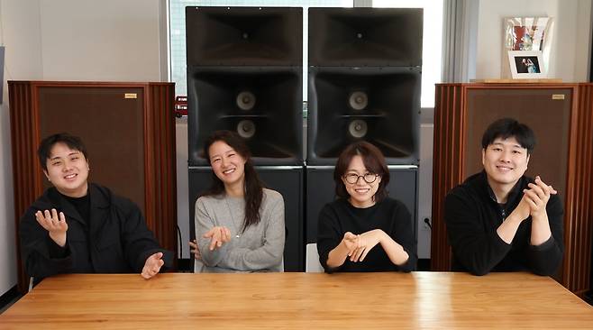 아벨 콰르텟이 서울 서초구에 있는 카페 베토벤에서 아르떼와 인터뷰를 하고 있다. 왼쪽부터 비올리스트 박하문, 바이올리니스트 윤은솔·박수현, 첼리스트 조형준. 문경덕 기자.