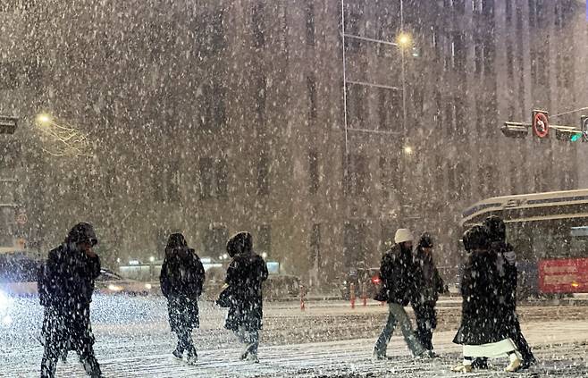한파가 이어진 23일 밤 서울 종로구 광화문 네거리에 폭설이 내리고 있다. /사진=뉴스1