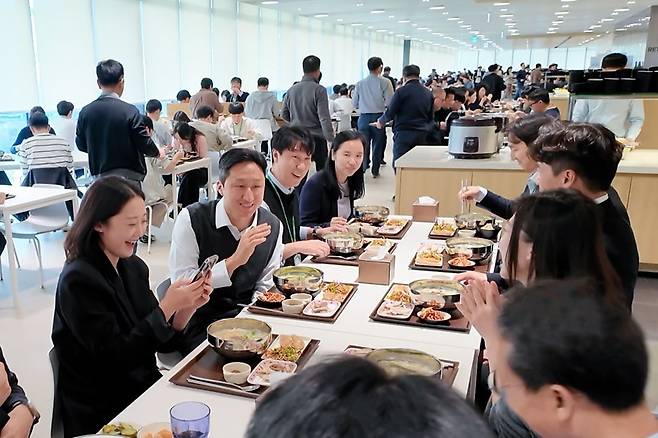 2025년 10월 정기선 HD현대 회장이 경기도 성남 HD현대 글로벌R&D센터(GRC) 구내식당에서 임직원들과 점심을 함께하며 현장 소통에 나서고 있다. 사진=HD현대