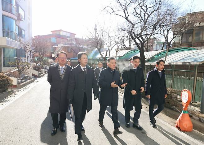 김보현 대우건설 사장(왼쪽에서 3번째)이 성수4지구 내 아파트 단지를 방문해 현장을 둘러보고 있다. 사진=대우건설