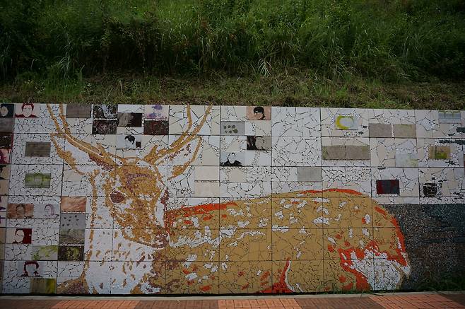 전남 고흥 소록도 병원 입구에 있는 사슴벽화. 한센병 환자와 간호사 400명의 사진으로 만든 예술작품이다. 경향신문 자료사진