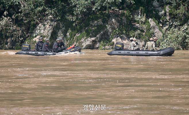 해병대원들이 2023년 7월19일 경북 예천 호명면에서 집중호우와 산사태 실종자를 수색하다 급류에 휩쓸려 실종된 동료 해병대원을 수색하고 있다. 예천 권도현 기자