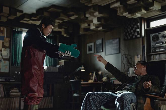 "No Other Choice" starring Lee Byung-hun (left) and Lee Sung-min (CJ ENM/Moho Film)