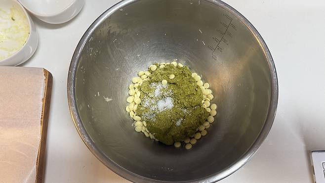 I photograph the moment after adding salt to the pistachio paste, instinctively feeling the need to document it. [WOO JI-WON]