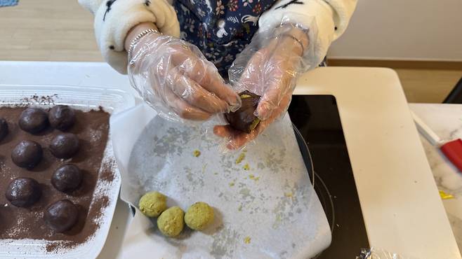 I wrap the pistachio ball in melted marshmallow. [WOO JI-WON]