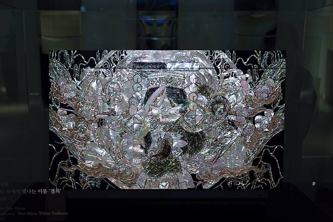 “‘Resolution’ That Creates Within Darkness” lacquerware inlaid with mother-of-pearl, crafted by Sohn Dae-hyun, displayed at the CookieRun Kingdom’s “Legacy of the Kingdom” art exhibition at the Ara Art Center in Insa-dong in Jongno District, central Seoul. [CHO YONG-JUN]
