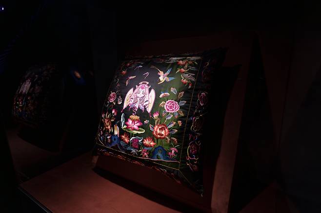 Choi Jeong-in's “Respite Towards Happiness ‘Sloth,’” a cushion made through jasu, or a traditional Korean embroidery style, at the CookieRun Kingdom’s “Legacy of the Kingdom” art exhibition at the Ara Art Center in Insa-dong in Jongno District, central Seoul. [CHO YONG-JUN]