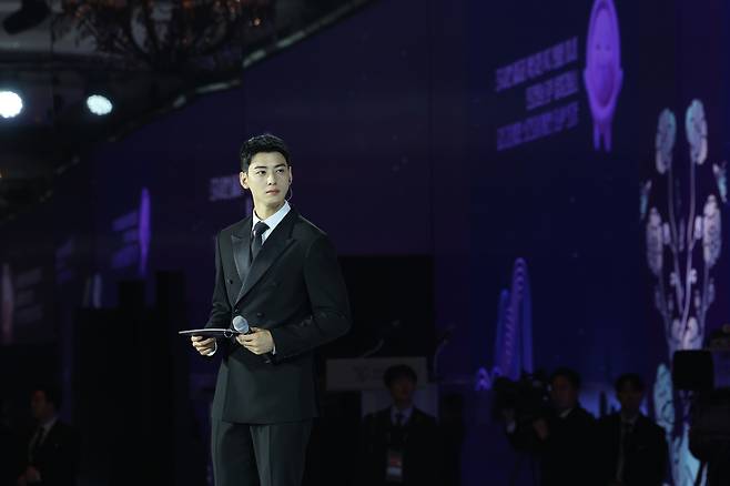 Actor Cha Eun-woo serves as host during the welcome dinner for the 2025 Asia-Pacific Economic Cooperation summit at the Lahan Select Gyeongju hotel in Gyeongju, North Gyeongsang, on Oct. 31, 2025. [YONHAP]