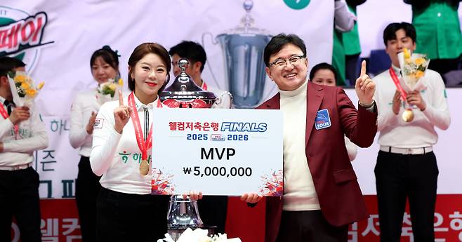 하나카드 김가영이 PBA 팀리그 파이널 MVP를 수상했다. PBA 제공