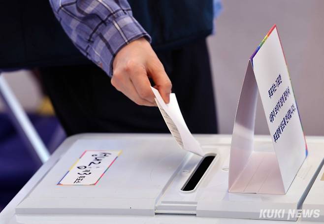 제21대 대통령 선거일인 지난해 6월3일 서울 강동구 강풀만화거리 만화카페 승룡이네에 마련된 성내2동제3투표소에서 유권자가 투표하고 있다. 쿠키뉴스 자료사진