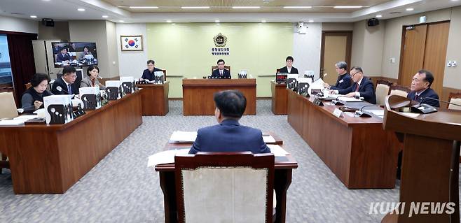 충남도의회 행정문화위원회는 22일 제363회 임시회 제2차 회의를 개최하고, 문화체육관광국·충남도서관 소관 조례안 심사와 2026년 주요업무계획 보고를 청취했다.