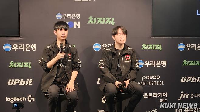 (왼쪽부터) ‘리헨즈’ 손시우와 최인규 농심 레드포스 감독 23일 서울 종로구 치지직 롤파크 LCK 아레나에서 열린 ‘2026 LCK컵’ 그룹 배틀 DRX와의 경기가 끝난 뒤 기자회견에 참석하고 있다. 송한석 기자