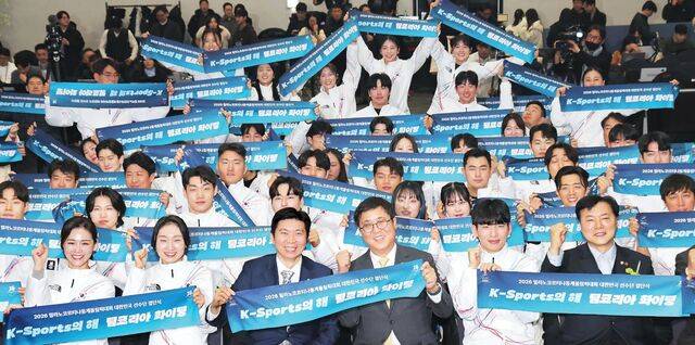 22일 서울 송파구 올림픽파크텔에서 열린 2026 밀라노·코르티나담페초 동계올림픽 선수단 결단식에서 이수경 선수단장과 쇼트트랙 최민정, 유승민 대한체육회장, 최휘영 문화체육관광부 장관, 스피드 스케이팅 정재원(앞줄 왼쪽부터) 등이 슬로건 타월을 들고 선전을 다짐하고 있다. 뉴시스