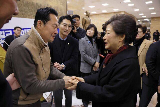박근혜 전 대통령이 22일 국회 로텐더홀에서 8일째 단식을 이어간 장동혁 국민의힘 대표의 손을 잡고 격려하고 있다. 박 전 대통령의 요구로 단식을 중단한 장 대표는 병원 이송 전 “부패한 이재명 정권과 더불어민주당의 폭정을 향한 국민의 탄식은 들불처럼 타오를 것”이라고 말했다. 이병주 기자