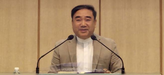 황희수 목사가 부산 영도구 기독교연합회 직전 회장으로서 지난 7일 영도침례교회에서 열린 신년조찬기도회에서 ‘선한 손의 도움으로“ 주제로 설교를 하고 있다.