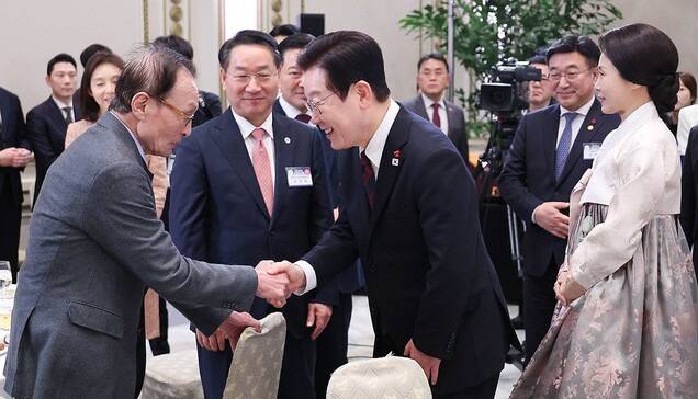 이재명 대통령이 2일 청와대 영빈관에서 열린 신년 인사회에서 이해찬 민주평화통일자문회의 수석부의장과 인사하고 있다. 연합뉴스
