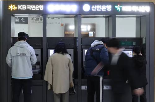 지난해 11월 23일 서울 시내에 설치된 4대 은행 현금자동입출금기(ATM) 모습. [사진 = 연합뉴스]
