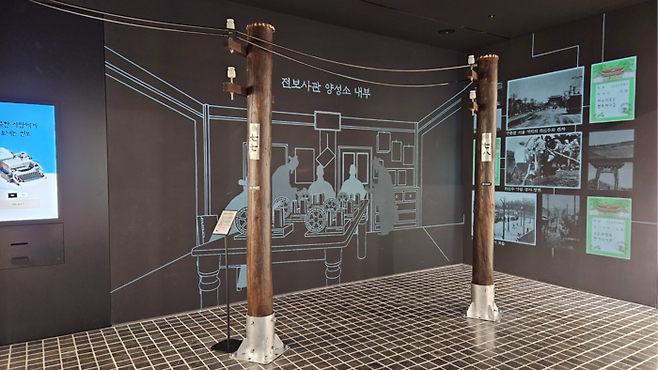 우리나라 최초의 전신주가 설치된 광화문 일대를 구현한 구역. [이가람 기자]