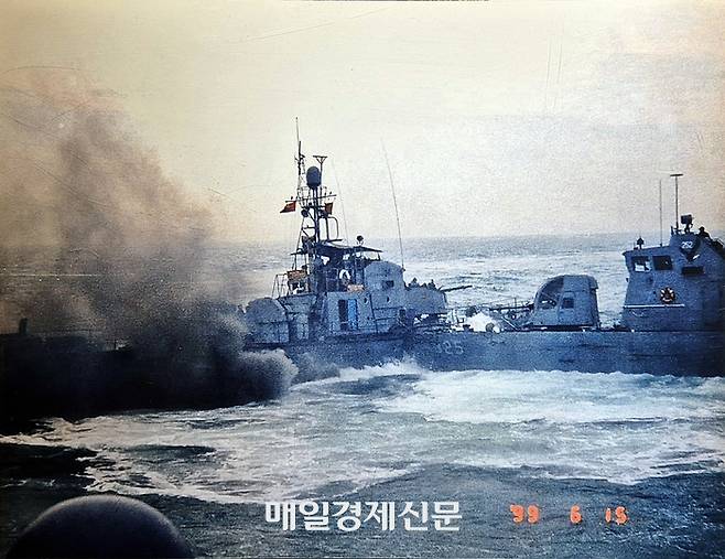 1999년 6월 15일 제1연평해전 발발 당시 참수리 325정(오른쪽)이 북한 함정을 향해 ‘밀어내기 작전’을 하는 모습. 사진은 경기 평택시 해군 서해수호관에 전시되어 있다. [이상현 기자]