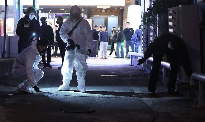 지난해 12월 3일 오후 창원시 마산회원구 합성동 한 모텔 앞에서 경찰이 현장을 조사하고 있다. [연합뉴스]