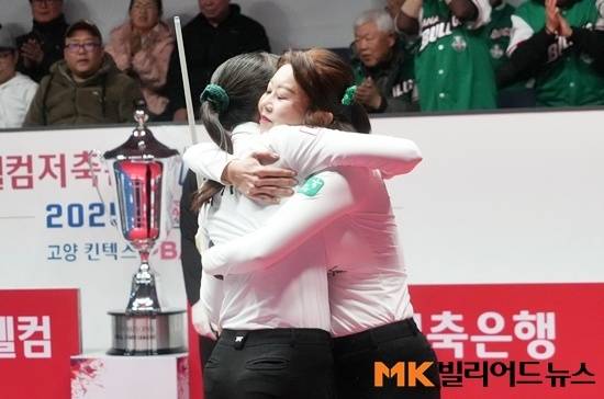 하나카드 사카이 아야코가 최근 PBA 팀리그 파이널 우승 기자회견장에서 가족들에게 전념하겠다며 이번 시즌을 끝으로 PBA를 떠난다고 밝혔다. 사진은 파이널 3차전 2세트 승리 후 복식 파트너 김가영과 포옹하고 있는 사카이. (사진=MK빌리어드뉴스 DB)