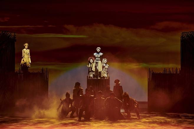 동화 원작의 뮤지컬 ‘푸른사자 와니니’의 한 장면. 강렬한 의상과 무대 등으로 아프리카 초원을 표현했다. [AM컬처]