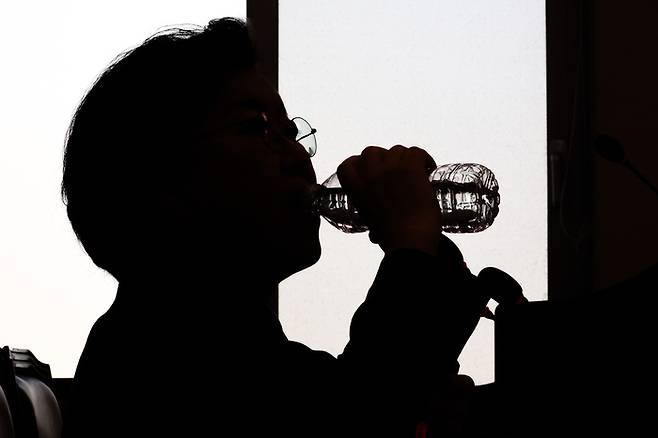 이혜훈 기획예산처 장관 후보자가 23일 국회 재정경제기획위원회에서 열린 인사청문회에서 물을 마시고 있다. [연합뉴스]