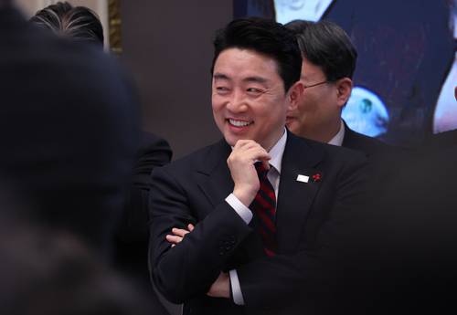 지난 21일 이재명 대통령이  청와대 영빈관에서 2026 신년 기자회견 ‘함께 이루는 대전환, 모두 누리는 대도약’에서 비서실장과의 관계에 대한 언론의 질문에 답하는 동안 강훈식 비서실장이 웃고 있다. [김호영기자]